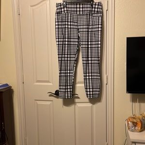 Cato live well active 18/20 leggings 2 front pockets suitable for cell phone.